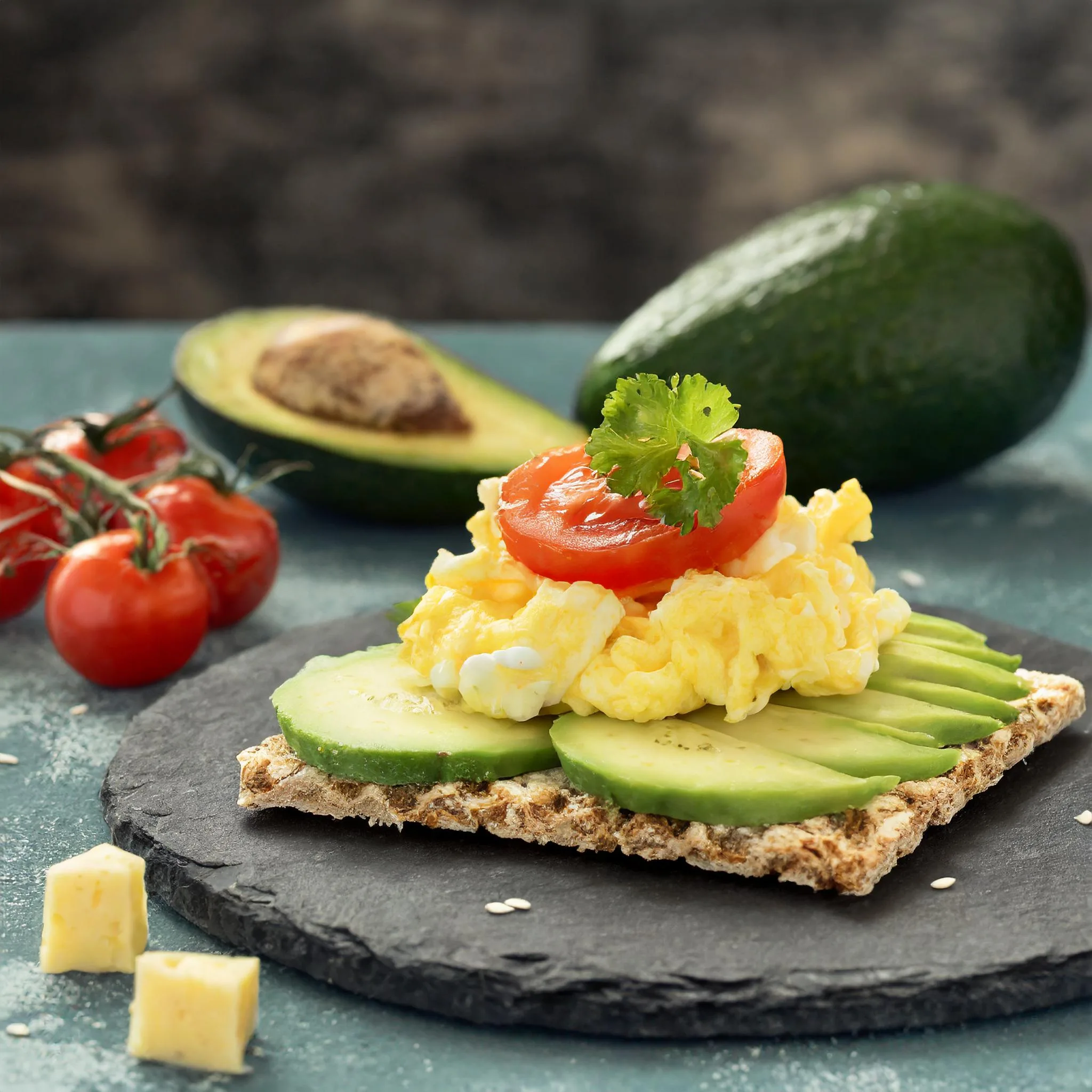 Tasseneirührei mit Knäckebrot und Avocado und Käse